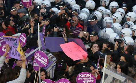 T­a­k­s­i­m­’­d­e­ ­k­a­d­ı­n­l­a­r­a­ ­p­o­l­i­s­ ­m­ü­d­a­h­a­l­e­s­i­!­